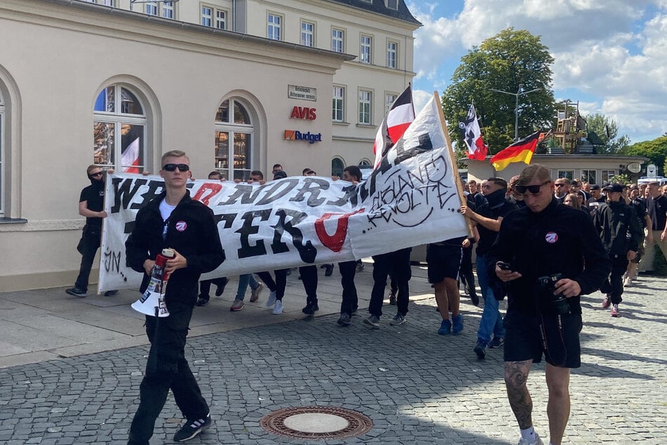 Die "Jungen Nationalisten", die sich im Großraum Dresden "Elblandrevolte" nennen, hatten wochenlang und bundesweit mobilisiert.