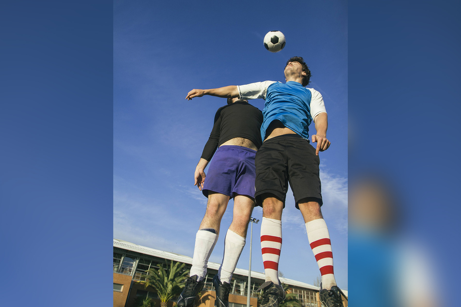 Beim Kopfball kam's zum ersten Zusammenstoß! (Symbolbild)