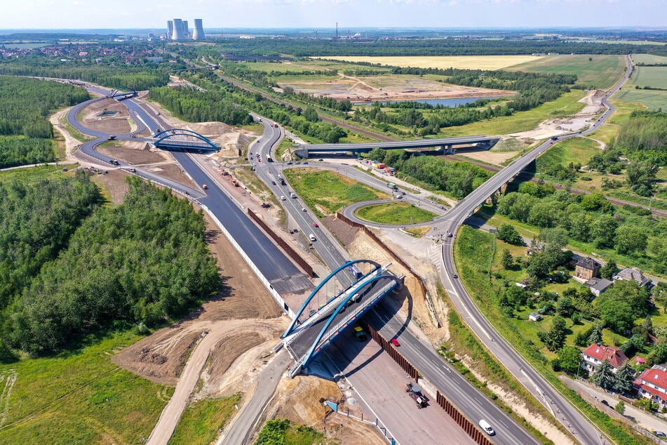 Die erste Asphaltschicht wurde bereits auf die künftige Fahrbahn der A72 an der Anschlussstelle Zwenkau aufgebracht. Mitte Juli soll der Lückenschluss der A72 zur A38 erreicht sein.