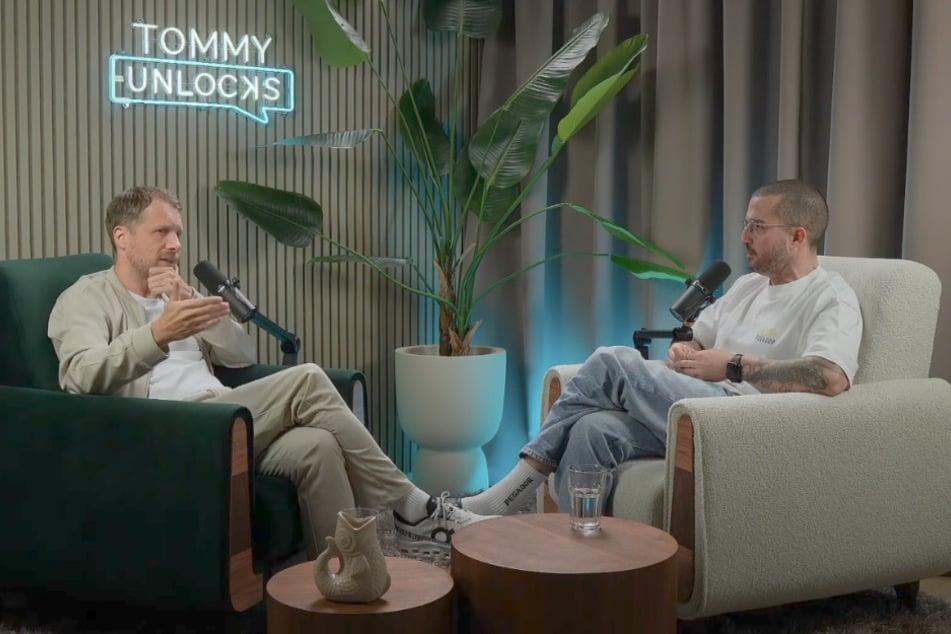 Zusammen mit "Immo Tommy" (r.) hat Oliver Pocher den Fall um "Fat Comedy" noch einmal durchgesprochen.