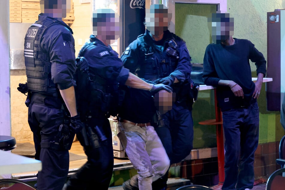 Ein Mann (31) wurde von den Beamten abgeführt. Er soll mit einem 21-Jährigen in Streit geraten sein, ihn aber nicht verletzt haben.