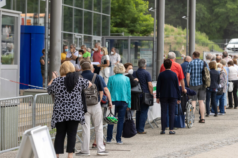 Mächtig was los: Vor dem Wolkenbruch am Freitagnachmittag gab es vor dem Chemnitzer Impfzentrum sogar eine Schlange.