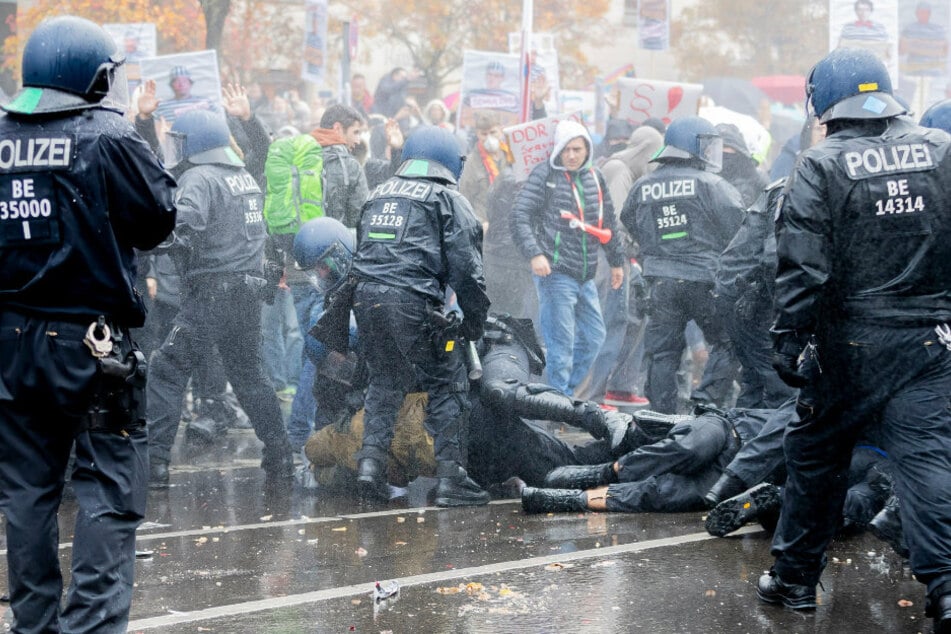 Polizisten liefern sich bei einer Demonstration gegen die Corona-Einschränkungen der Bundesregierung am Brandenburger Tor unweit des Reichstagsgebäudes handgreifliche Auseinandersetzungen mit Teilnehmern.