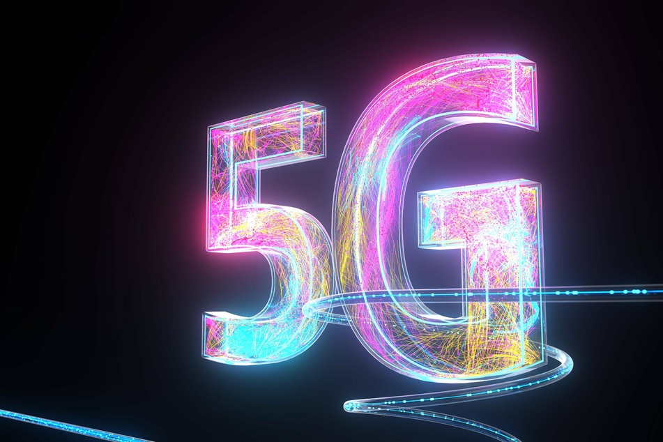 The wireless companies have agreed to a further two week delay on rollout of new 5G frequencies.