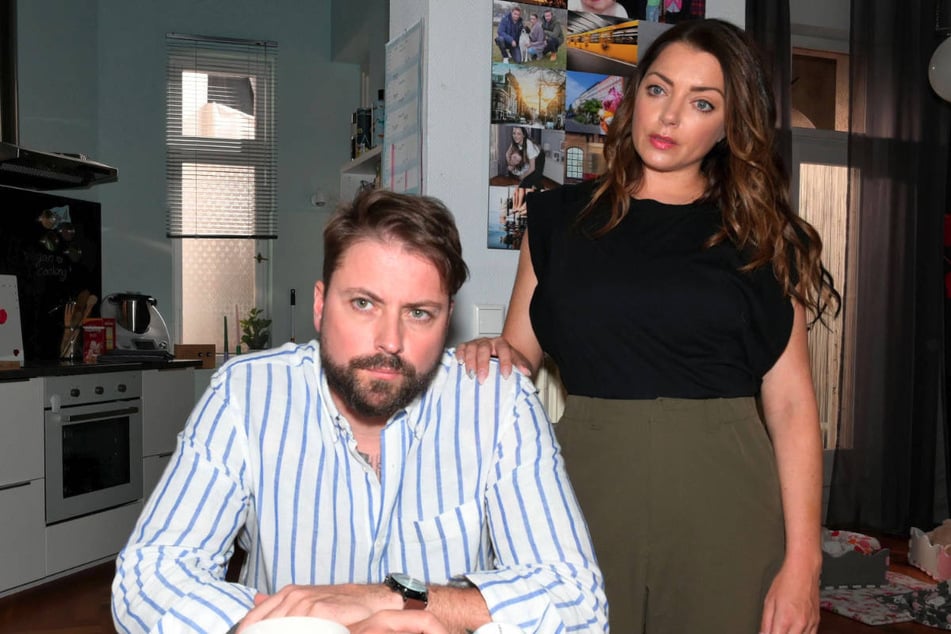 John überlegt mit Emily, wie er seine Tochter aus der Schusslinie nehmen kann.