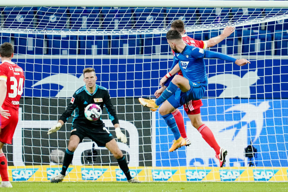 Hoffenheims Munas Dabbur (r.) scheitert an Berlins Torwart Andreas Luthe.