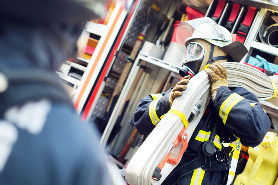München: Frau (61) liegt bewusstlos in brennender Wohnung! Feuerwehr rettet Schwerverletzte