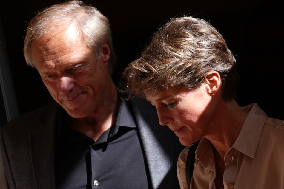 Christina Block (52) ist angeklagt, die Entführung ihrer zwei jüngsten Kinder in Auftrag gegeben zu haben. Ihrem Lebensgefährten, Gerhard Delling (66, l.), wird Beihilfe vorgeworfen.