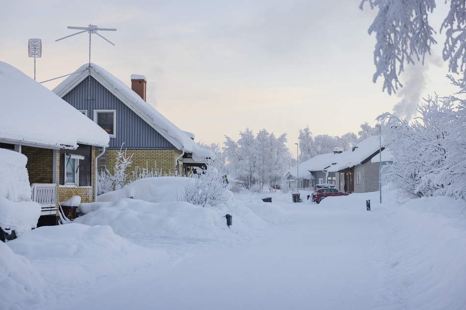 Schnee bedeckt das Dorf Vittangi in Nordschweden. Die klirrende Kälte im hohen Norden Europas hat Schweden die kälteste Januarnacht seit 25 Jahren beschert.