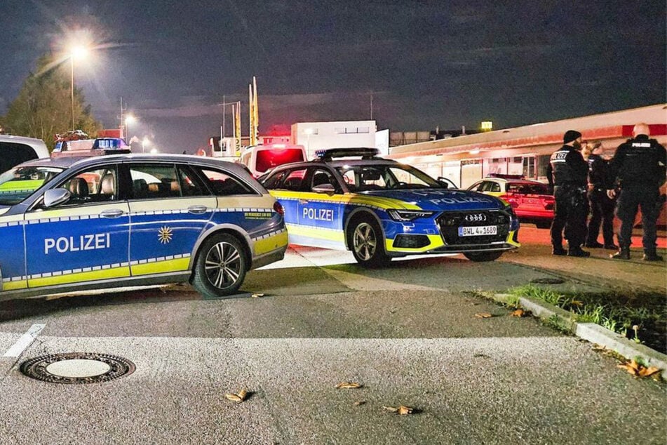 Die Polizei rückte mit zahlreichen Streifenwagen aus.