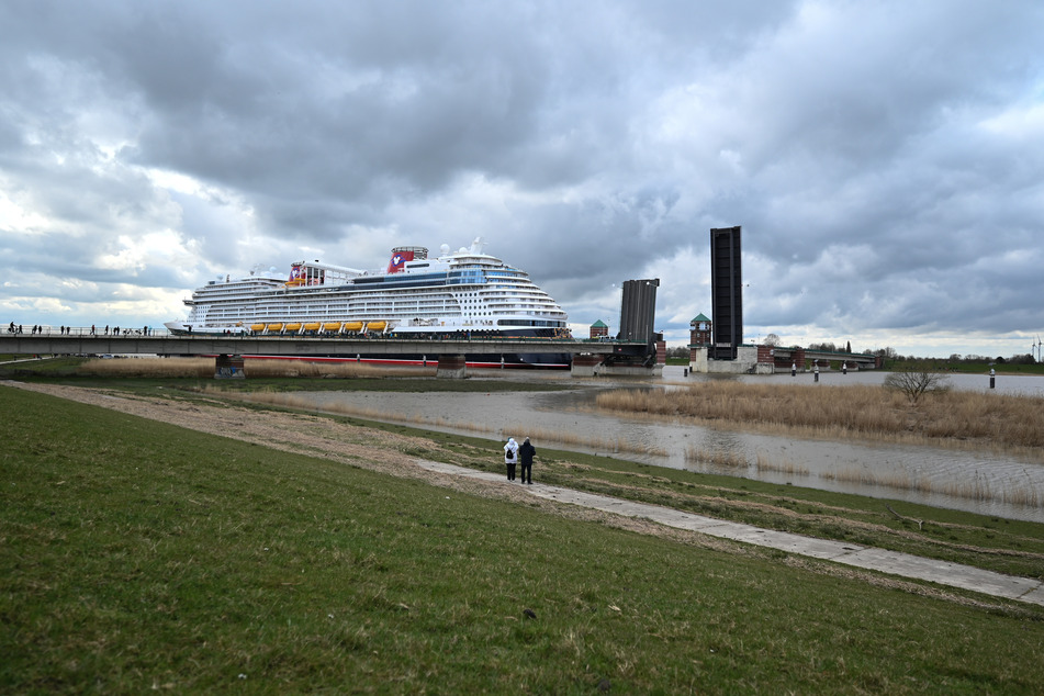 Das neugebaute Kreuzfahrtschiff "Disney Wish" der Papenburger Meyer Werft fährt auf der Ems in Richtung Nordsee.