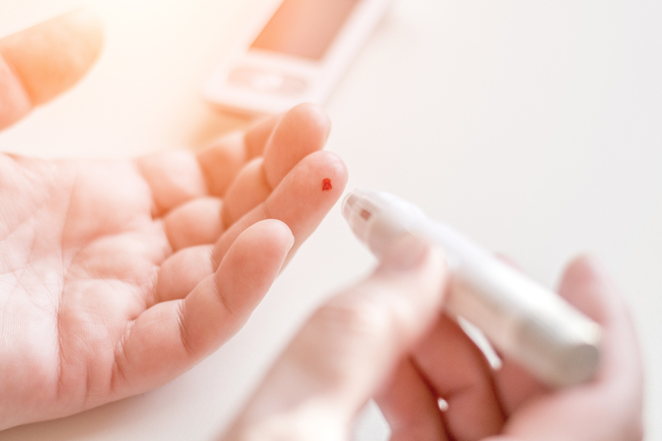 A thin needle is used to make an incision in the fingertip to test the blood sugar level (symbol image).