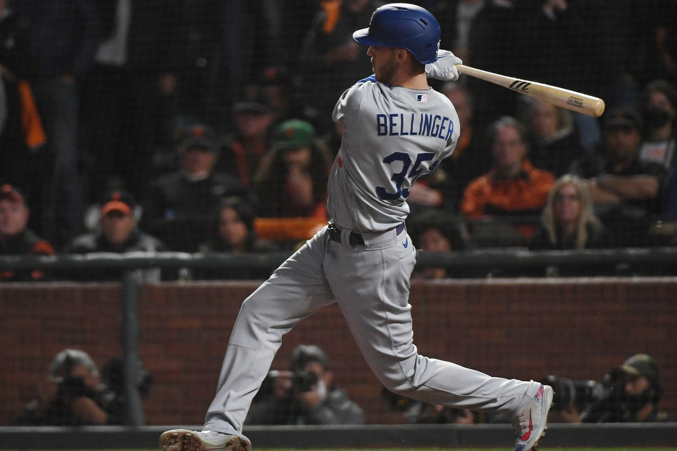 Cody Bellinger hit a single to give the Dodgers a 2-1 lead in the 9th inning of game five.
