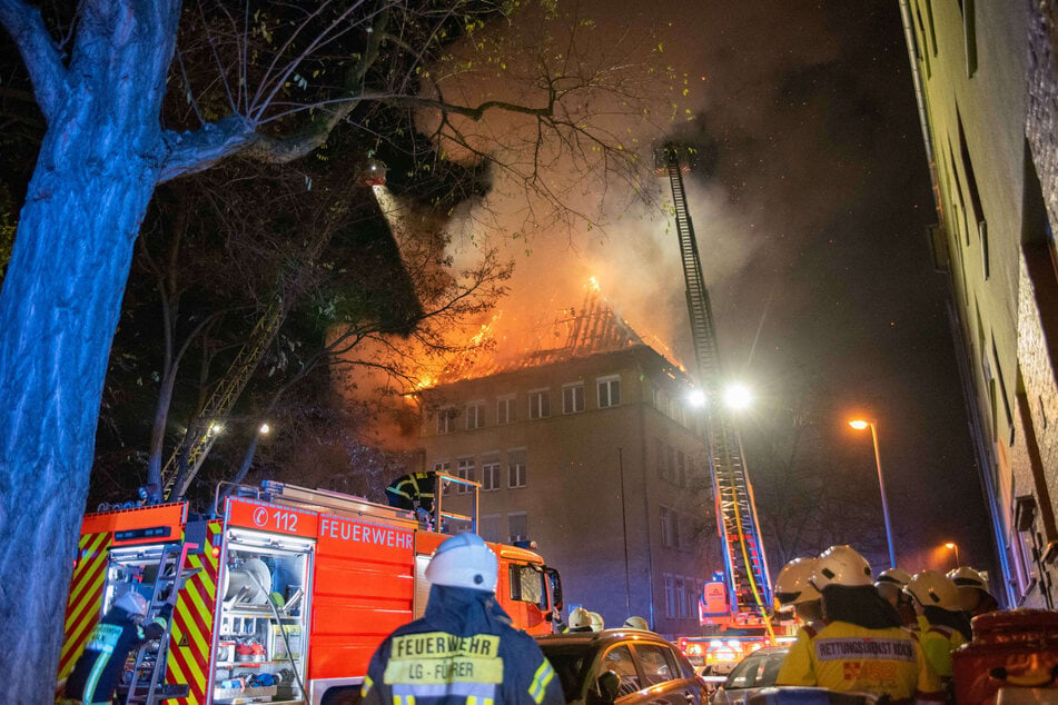 Im Kölner Stadtteil Ehrenfeld hat ein gewaltiges Feuer in einer Grundschule einen Großeinsatz mit rund 100 Einsatzkräften ausgelöst.