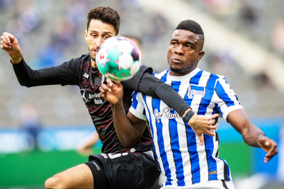 Hertha-Stürmer Jhon Cordoba (27; l.) droht gegen RB Leipzig auszufallen.