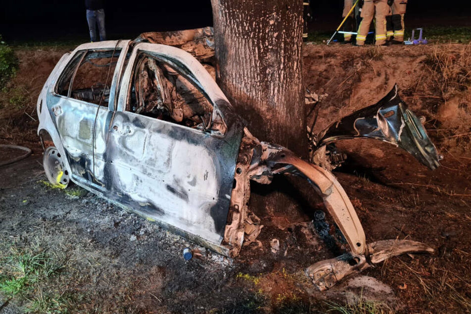 Das völlig zerstörte und ausgebrannte Autowrack an der Landstraße 16.