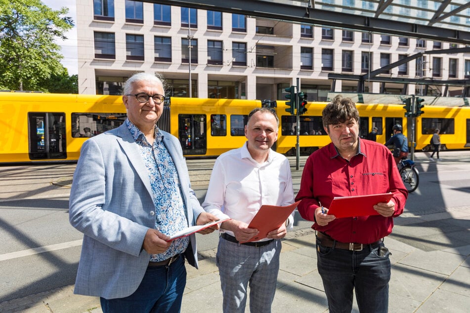 Die Linken-Politiker Tilo Kießling (54, v.l.), André Schollbach (46) und Jens Matthis (58) sind zuversichtlich, bis nächsten Montag die nötigen Unterschriften für das Bürgerbegehren zusammenzubekommen.