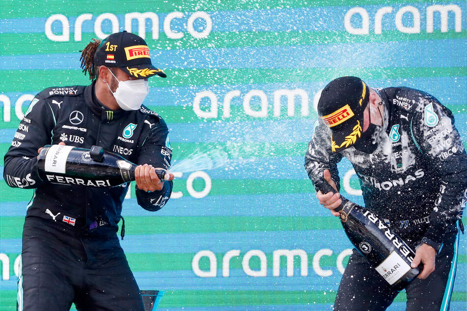 Lewis Hamilton bejubelt seinen Sieg auf dem Podium mit seinem Teamkollegen Valtteri Bottas (3., 31).