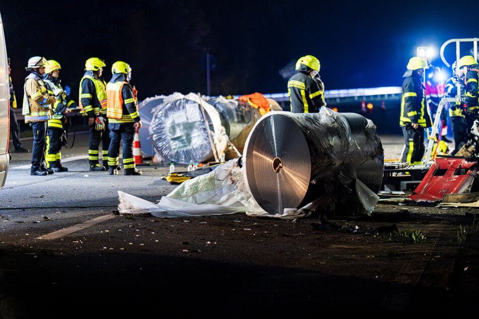 Diese Stahlrohre flogen nach der Kollision des Lastwagens mit dem Brückenpfeiler über beide Fahrbahnen der A67.