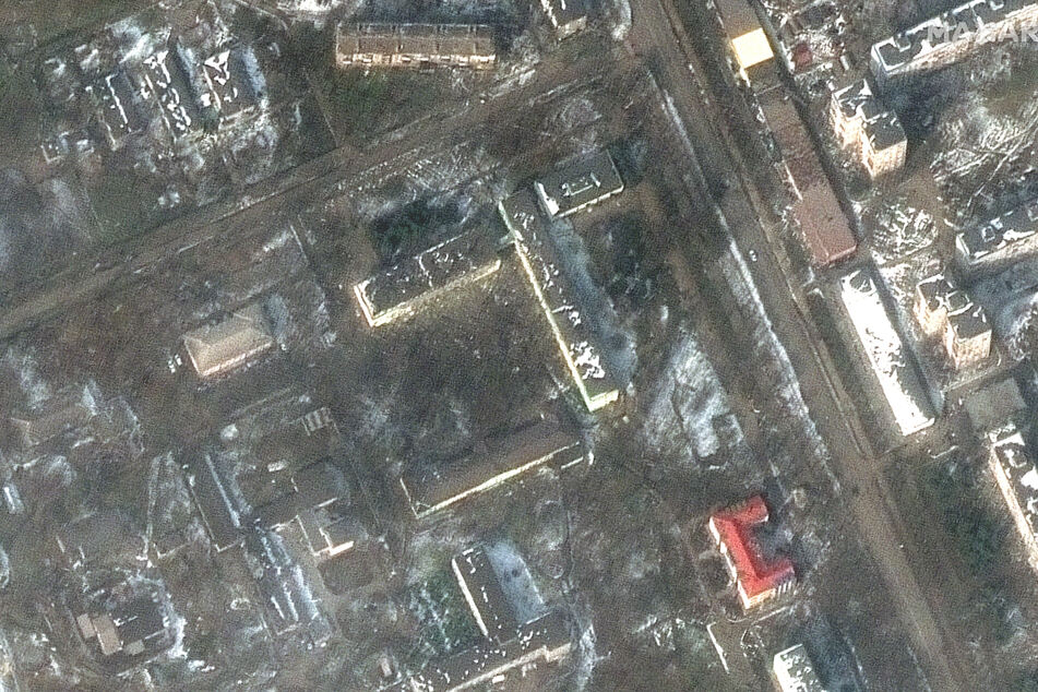 Satellitenbilder zeigen das zerstörte Krankenhaus in Mariupol.