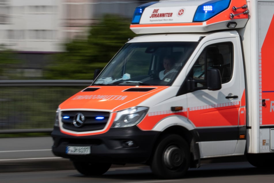 Tödlicher Unfall bei Bauarbeiten: Mann zwischen großem Stein und Hauswand eingeklemmt