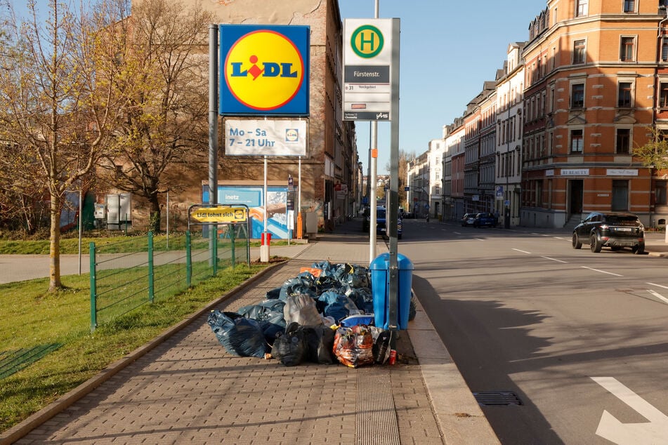 Auf der Fürstenstraße türmte sich bis Dienstag an der Haltestelle der Müll.