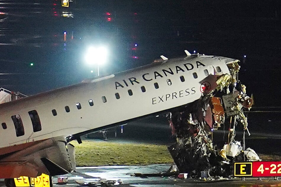 Flugzeug kollidiert bei Landung in New York mit Löschfahrzeug: Cockpit völlig zerfetzt