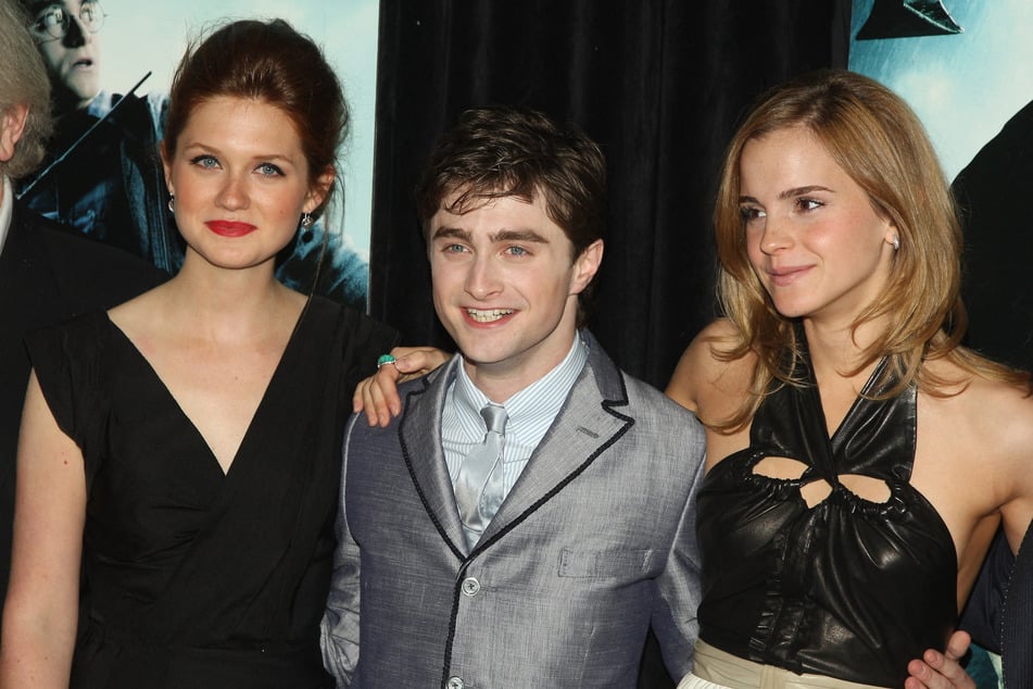 In den "Harry Potter"-Filmen stand Bonnie Wright (32, l.) gemeinsam mit Emma Watson (r.) und Daniel Radcliffe (beide 33) vor der Kamera. Letzterer schwelgt zurzeit auch im Baby-Glück.