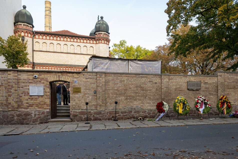 Auf dem Gelände der Synagoge, die Stephan Balliet (30) am 9. Oktober 2019 anzugreifen versuchte, und an weiteren Orten in Halle fanden Gedenkveranstaltungen statt.