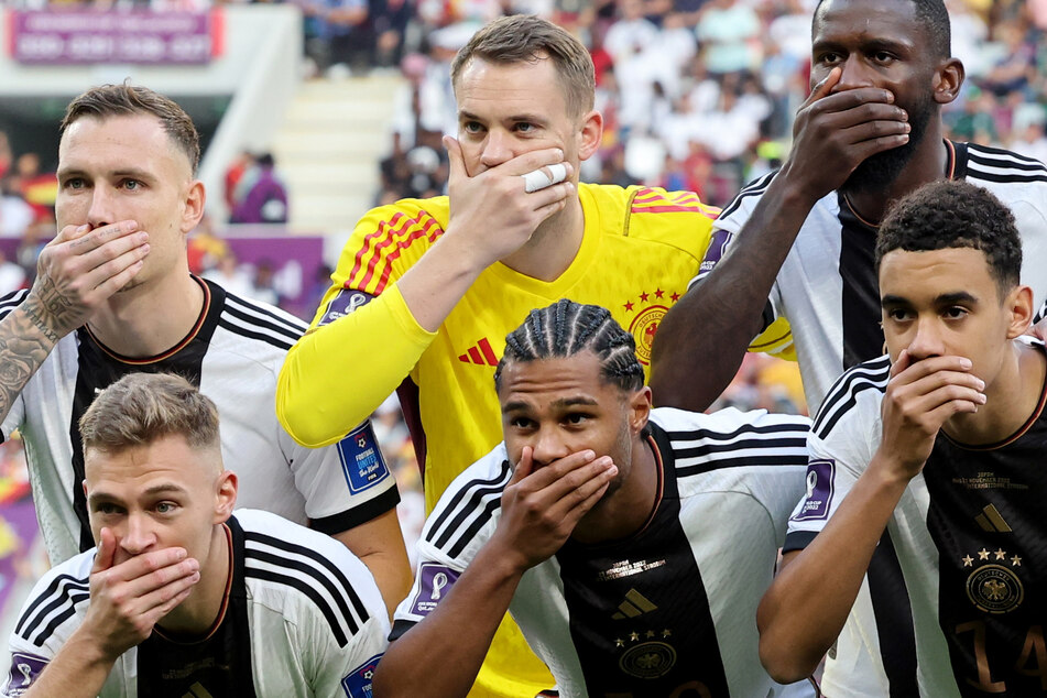 Um dieses Foto geht es: Die "Mund-zu"-Geste vor dem Auftaktspiel bei der WM 2022 in Katar gegen Japan.