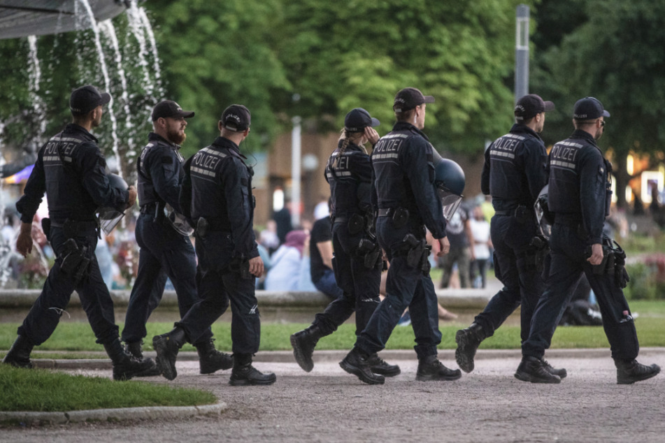 Die Polizei beklagt in Baden-Württemberg mehr als 4000 Verstöße gegen die Corona-Regeln.