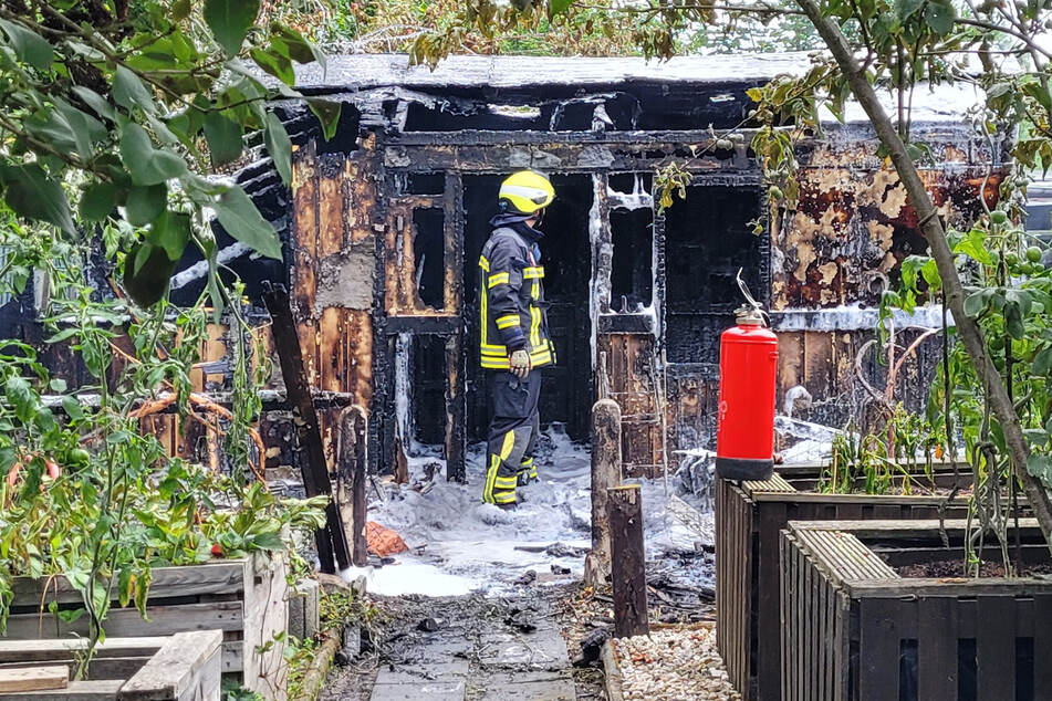Leipzigs Feuerwehr wurde am Dienstagmorgen zu einem Laubenbrand im Osten der Messestadt gerufen.
