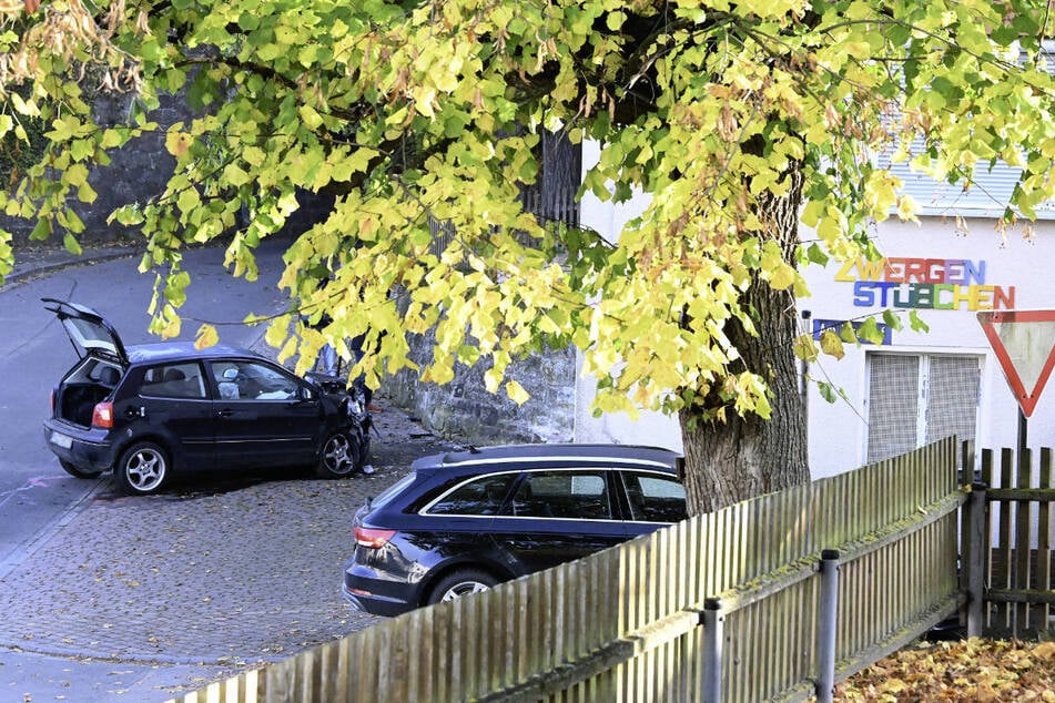 Der schwarze VW Polo des Angeklagten steht nach dem Unfall vor der Kindertagesstätte im Ortsteil Gertenbach.