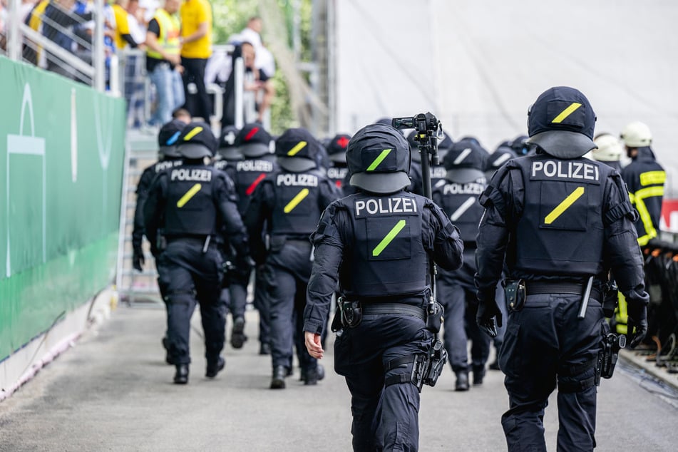 Die Polizei versuchte die Lage bei der Partie Carl Zeiss Jena gegen BSG Chemie Leipzig unter Kontrolle zu bringen.