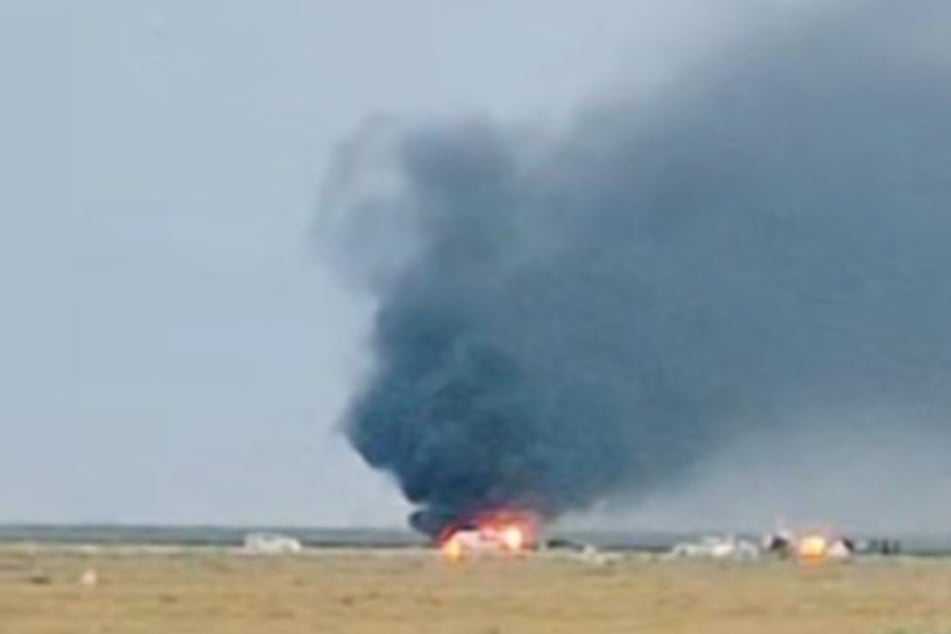 Der Tarnkappenjet zerschellte auf einem Feld.