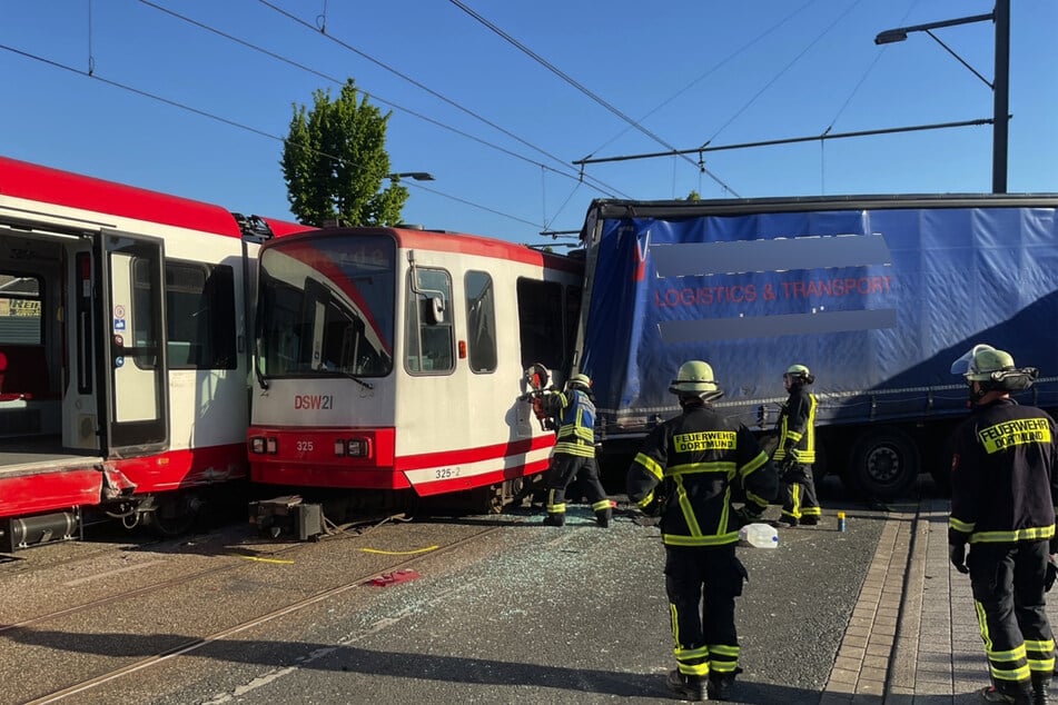 Mit seinem Heck schob der Laster zwei Stadtbahnen zusammen.