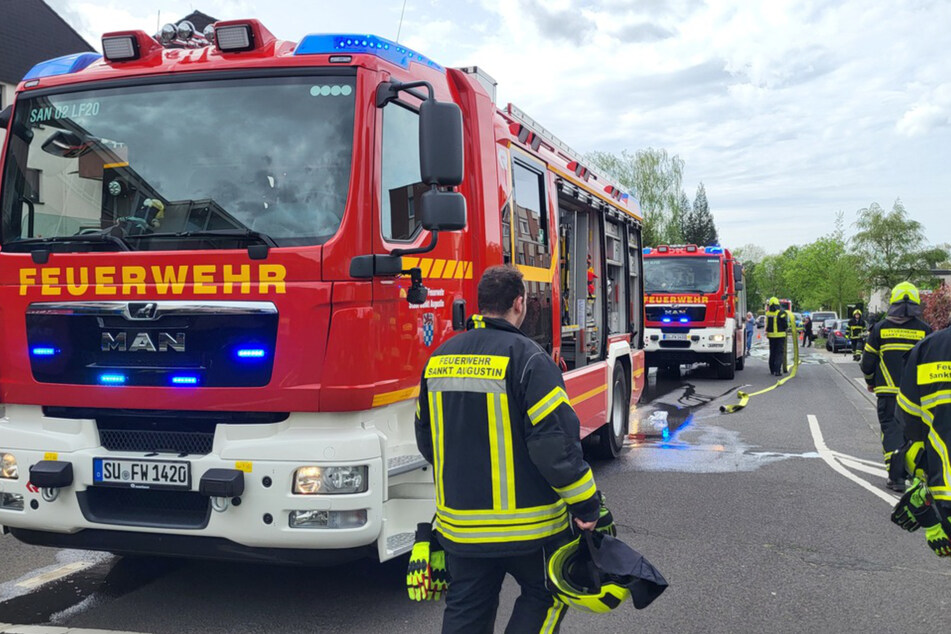 Etwa 60 Einsatzkräfte der Freiwilligen Feuerwehr, des Rettungsdienstes und der Polizei waren am Sonntagmittag in Sankt Augustin im Einsatz.