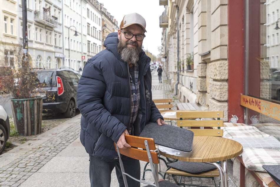 Matthias Nutsch (51) vom Café Kleinschmidt begrüßt den Plan zur Verkehrsberuhigung.