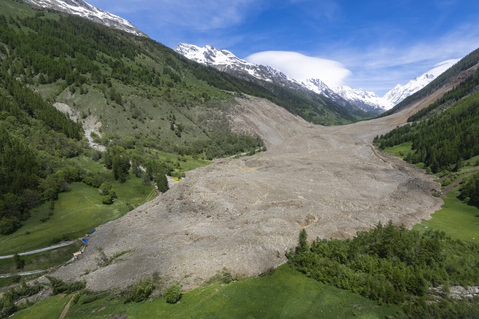 Eine Luftaufnahme zeigt die Zerstörung in der Schweiz.