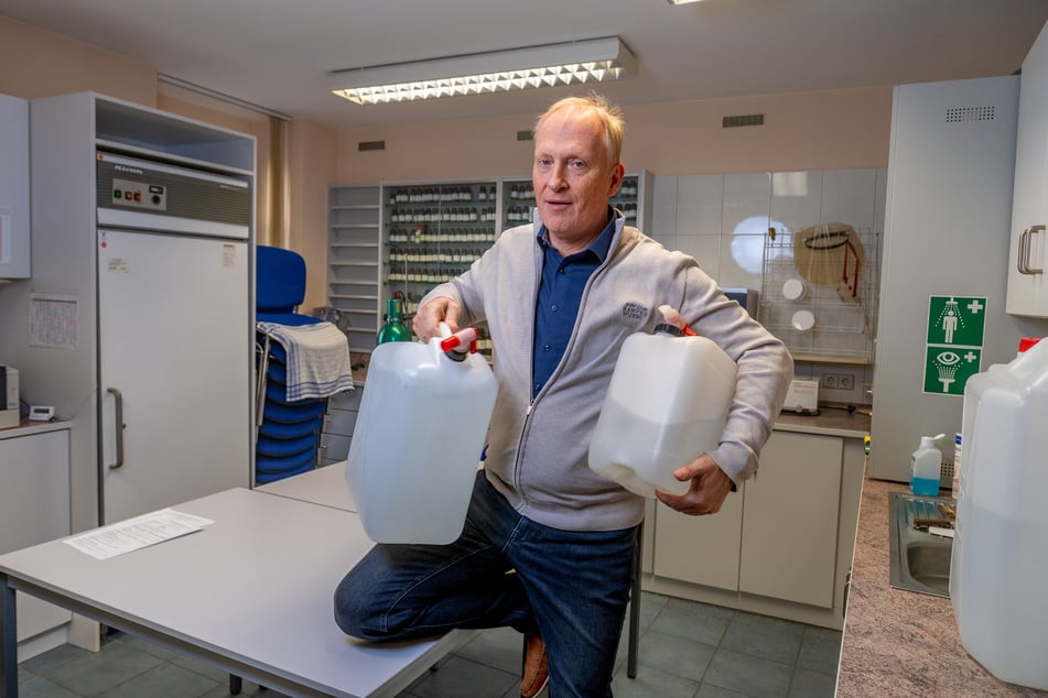 Seit 23 Jahren leitet Jens Rudolph (60) seine "Löwen"-Apotheke in Radeburg. Seit rund einer Woche ist Wasserschleppen angesagt.