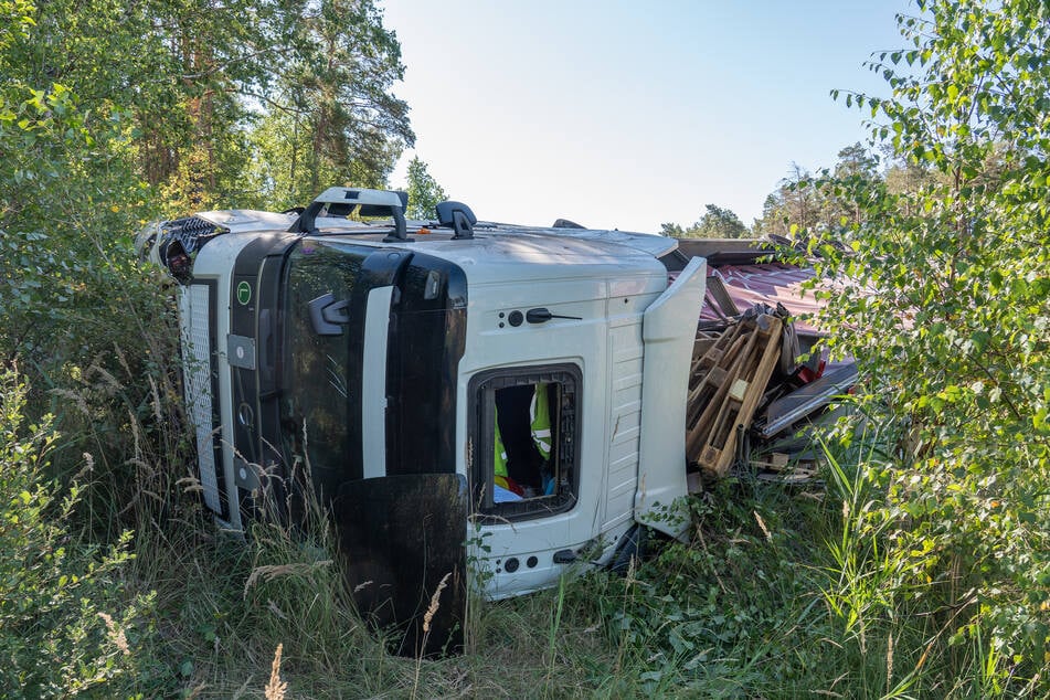 Nach einem Reifenplatzer geriet der Lastwagen außer Kontrolle.
