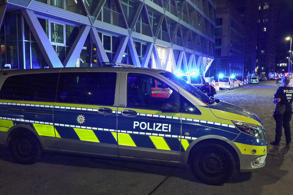 Die Polizei hat nach der nächtlichen Explosion im Düsseldorder Hafen Ermittlungen aufgenommen.