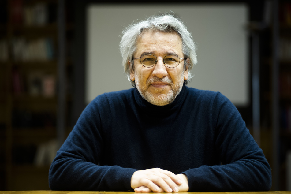Can Dündar (59), der ehemalige Chefredakteur der türkischen Zeitung Cumhuriyet, wurde am Mittwoch zu 18 Jahren und neun Monaten Haft wegen Spionage und zu weiteren acht Jahren und neun Monaten wegen Terrorunterstützung verurteilt.