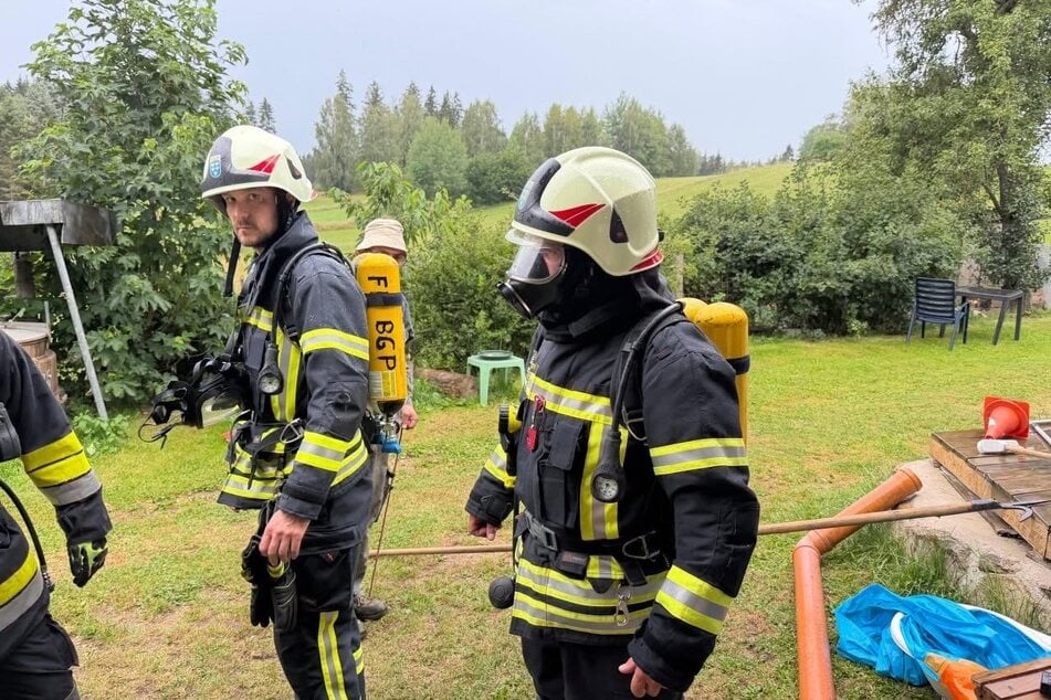 Die Feuerwehr musste die Katze unter schwerem Atemschutz aus der Senkgrube befreien.
