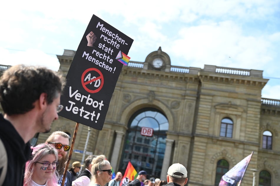 In Magdeburg gingen Demonstranten für die Prüfung eines AfD-Verbotsverfahren auf die Straße.