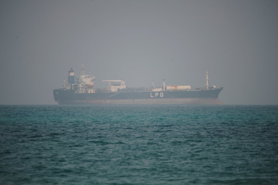 Trotz der Umleitung mehrerer Öltanker bleibt der Seeweg Bab al-Mandab vorerst offen - und der Transit nach Angaben der Huthi-Miliz kostenlos.