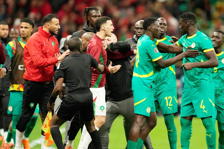 Skandal-Finale im Afrika-Cup: Trainer schickt sein Team vom Platz, Spiel fast abgebrochen!