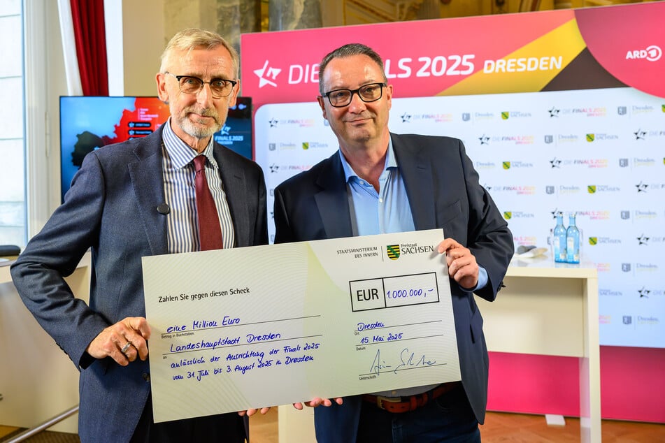 Sportminister Armin Schuster (63, l.) übergibt Dresdens Sportbürgermeister Jan Donhauser (55) einen dicken Scheck für die Finals.