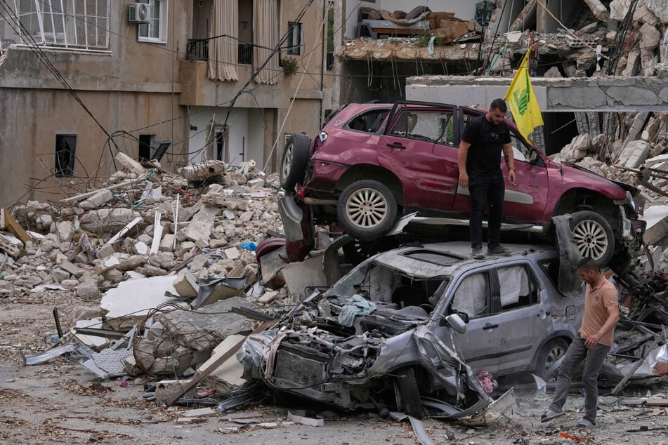 Menschen begutachten zerstörte Autos nach einem Waffenstillstand zwischen Israel und der Hisbollah im Dorf Maifadoun im Südlibanon.