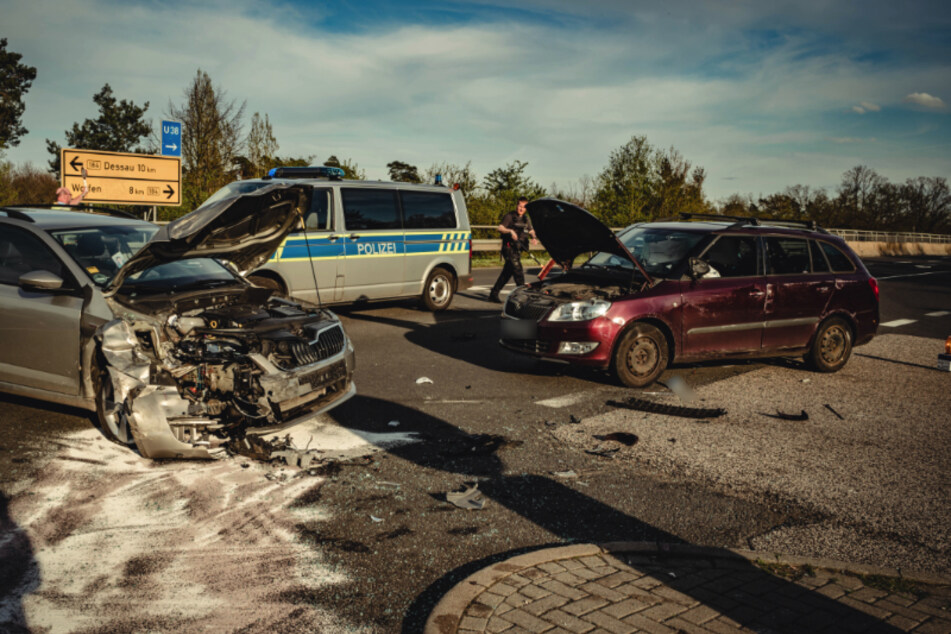Bei diesem Unfall an der A9-Anschlussstelle Dessau-Süd wurden sechs Personen teils schwer verletzt.